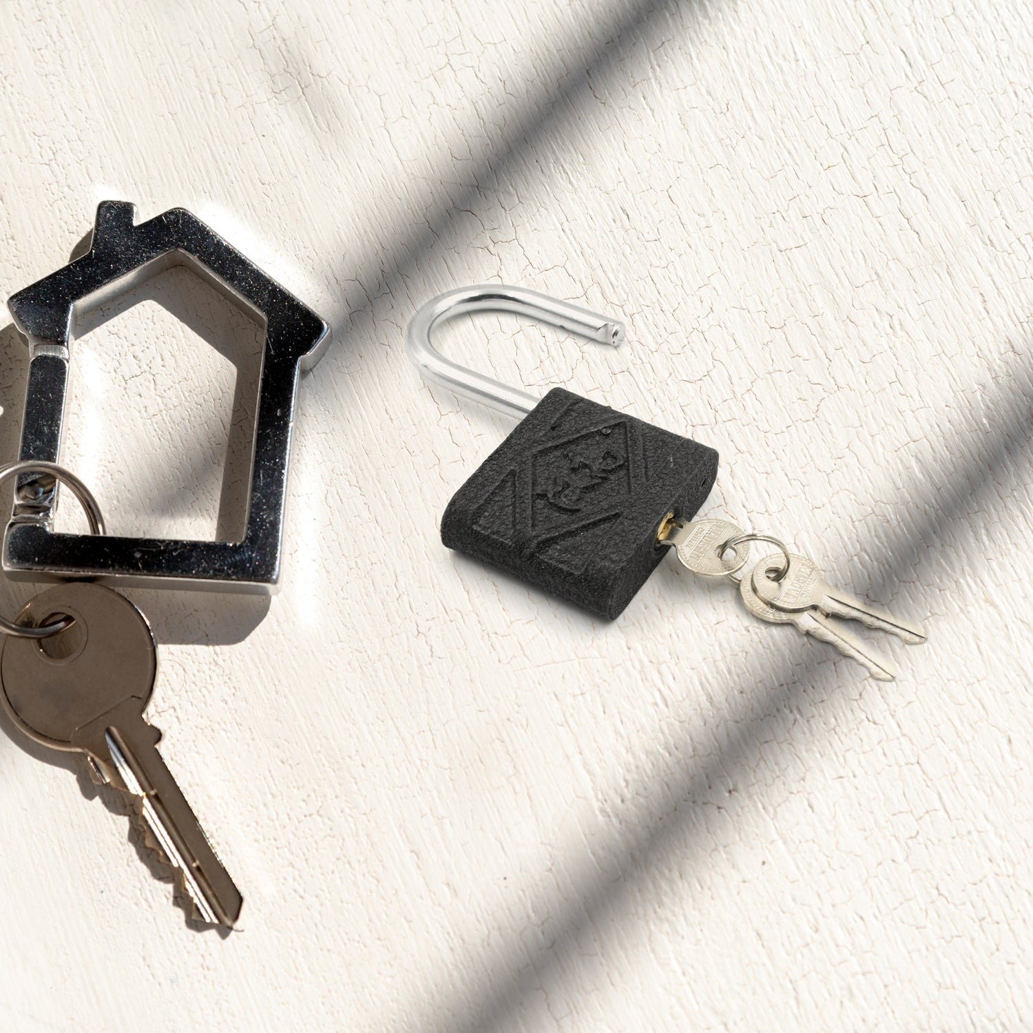 Black Iron Padlock – Brass Core, Waterproof & Anti-Theft for Home & Outdoor (75 mm)