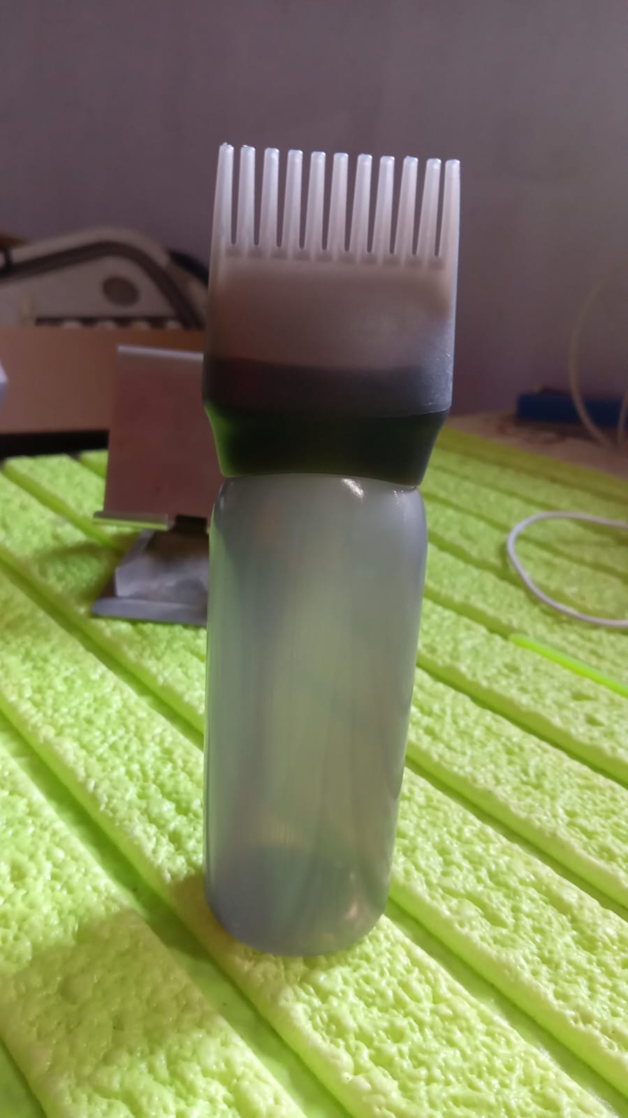 Comb Applicator Bottle, Hair Oil Applicator Bottle for Hair Dye Bottle Applicator Brush with Graduated Scale, Professional Brush Applicator Comb Hairdressing Coloring Styling Tool (1 Pc), Hair accessories